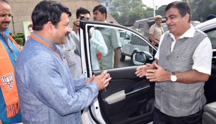 gadkari with car