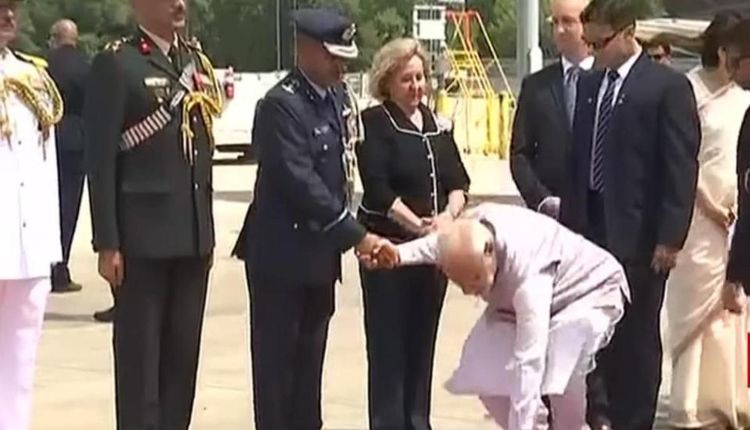 pm modi gesture to a small thing