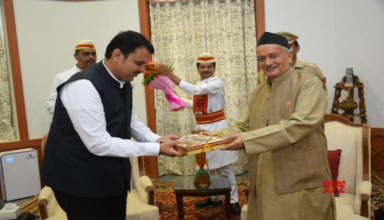 maharastra cm meet governor(1)