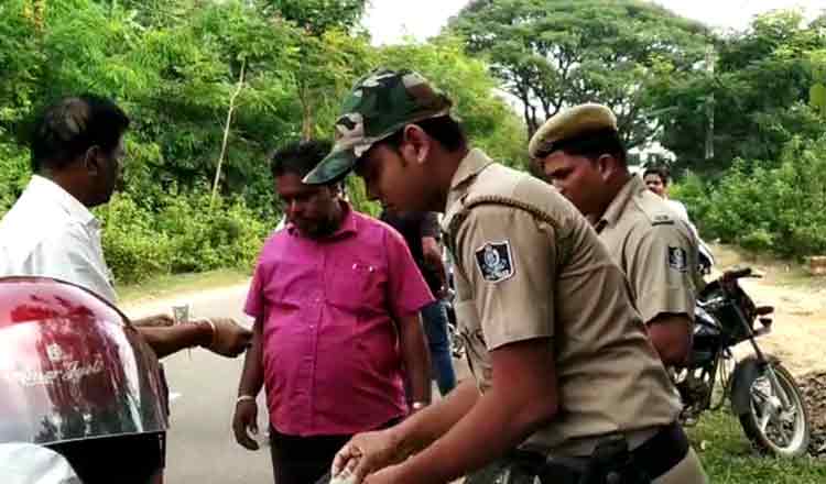 nayagarh-sp-arrest-rto-dalal-from-out-side-of-rto-office
