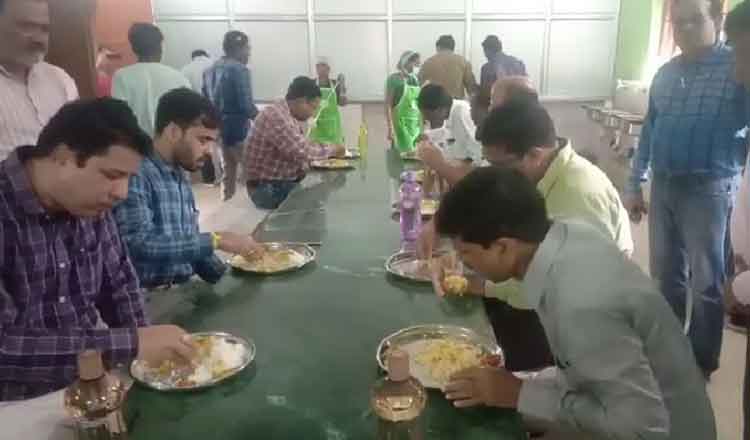 odisha-health-secritary-test-aahar-meal-in-bolangir