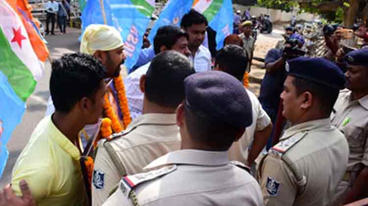 police-arrest-congress-workers