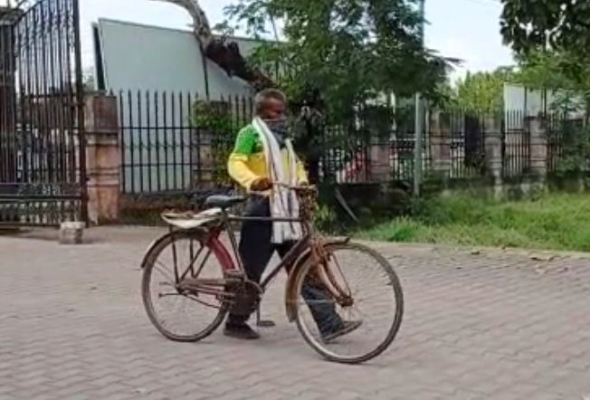 old man in cycle