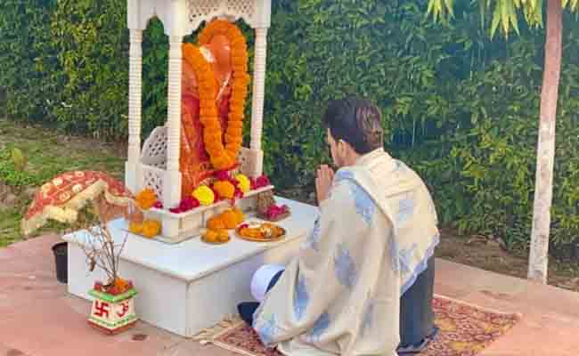 Anurag thakur offer prayer