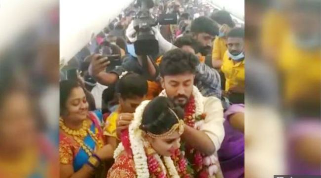 couple gets married on airplane