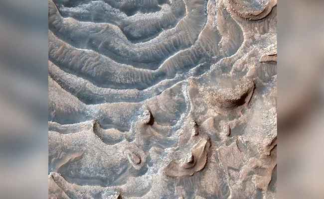 layers of ice seen on mars