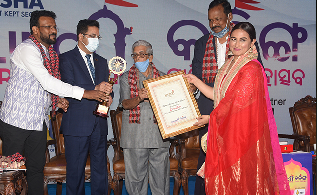 Dibya Dutta receives award