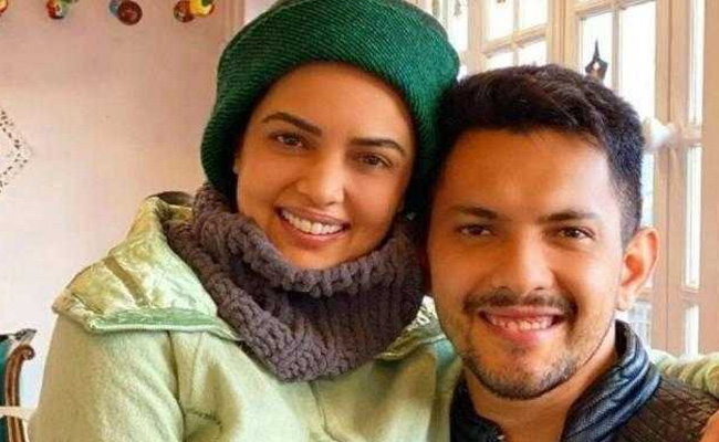 aditya-narayan-and-his-wife