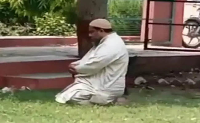 professor offering-namaz-in-college