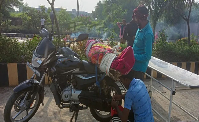 son-took-the-mother-dead-body-on-bike